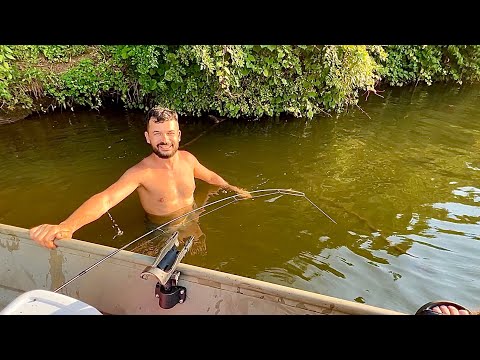 Видео: Рыбалка с Лодки на Озере в США, Южная Каролина