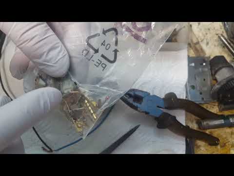 Видео: Снятие позолоты с импортных контактов методом электролиза