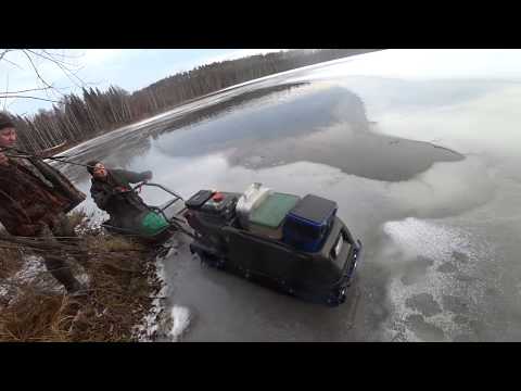 Видео: ПЕРВЫЙ ЛЕД. Ноябрь. Едем на буксировщике. Щука на жерлицы. ЭКСТРЕМАЛЬНО.