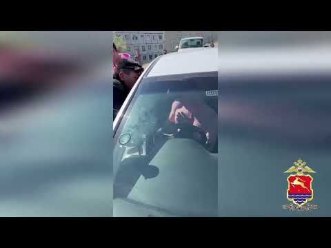 Видео: Полицейские Магадана пресекли противоправные действия нетрезвой женщины-водителя и её спутника