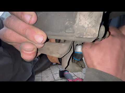 Видео: Audi Замена сайлентблока переднего и заднего нижнего рычага, шаровой шарнир, подвеска, стук, шум ...