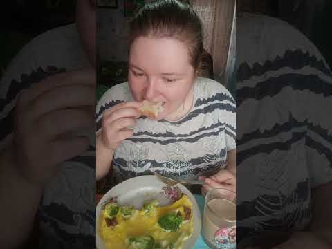 Видео: Мукбанг омлет с колбасой и брокколи