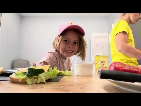 Видео: Тася делает бургер 🍔