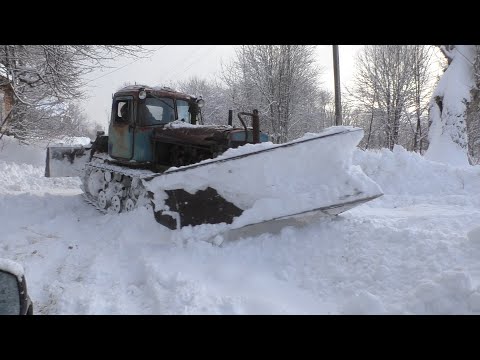 Видео: Трактор дт-75 легенда СССР, разгребает снег. Старичок до сих пор в строю!