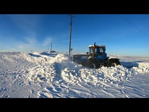 Видео: ХТЗ Т 150 чистит снег. Зима 2021. Уборка снега. Деревенская жизнь.De trekker zit vast