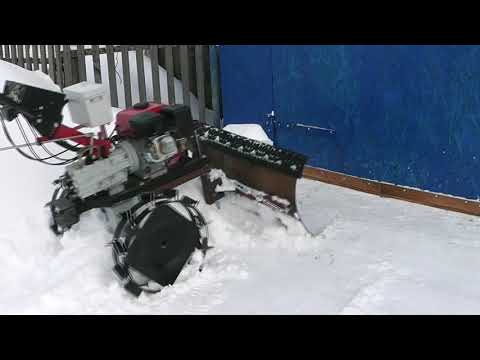 Видео: Мотоблок "УГРА". Борьба со снегом.