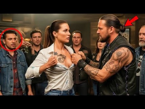 Видео: «Байкер порвал рубашку официантки… Но то, что он увидел на её плече, повергло всех в шок!»