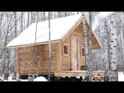 Видео: зима делает трудную дверь в мою бревенчатую хижину, снегопад и уютная ночь