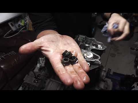 Видео: Разборка верхней части мотоцикла BMW F650gs. Разбираем верхнюю часть двигателя мотоцикла BMW.