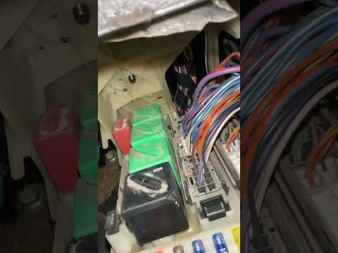 Видео: Прокладываю кабель питания усилителя ford mondeo mk2