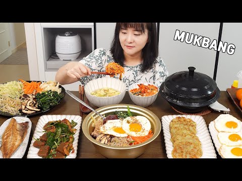Видео: Mukbang  :) Попробуйте вкуснейшие корейские пибимбап и картофельные оладьи.