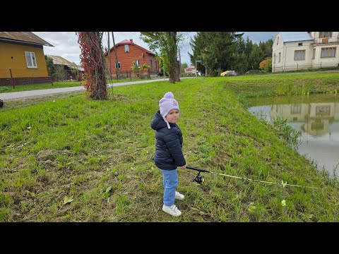 Видео: ​"НЕВЕРОЯТНЫЙ УЛОВ! 🎣 Дочка впервые на рыбалке: вот это ФАРТ! (Прогулка с ребенком)"