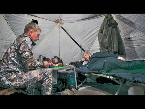 Видео: НОЧУЕМ В ЛЕСУ КАК ДОМА. ЛОВИМ ЩУКУ У ПОЛЫНЬИ! С БАТЕЙ 2 ДНЯ В ТАЙГЕ.