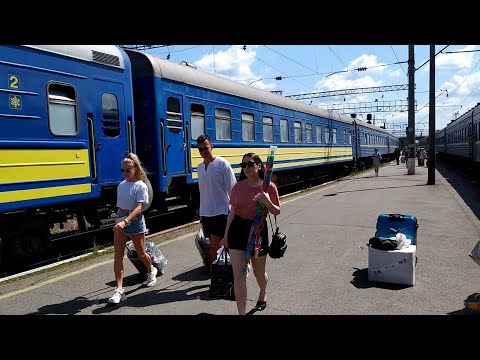 Видео: Потяг Генічеськ-Хмельницький прибуває в Хмельницький, трактор на пероні