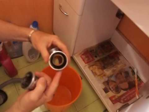 Видео: How to clear the dirty water channel /Как да отпушите  мръсен канал