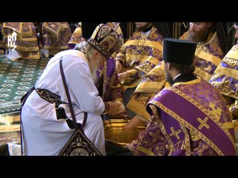 Видео: В Великий Четверг Патриарх Кирилл совершил чин умовения ног