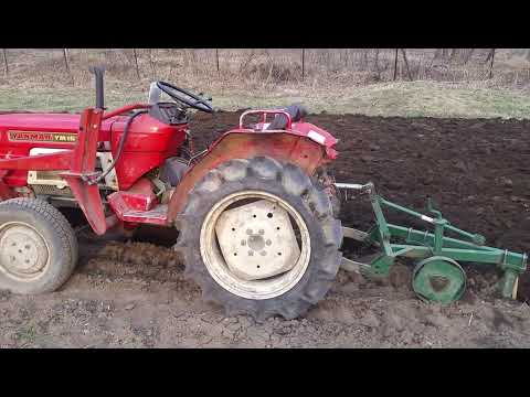 Видео: Минитрактор пахота,вспашка  огорода плугом( плуг китай).