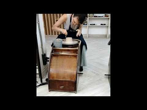 Видео: Кружка на гончарном круге