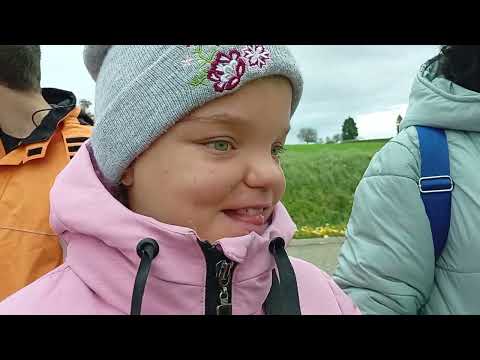 Видео: Віка спостерігає за кониками в Маквіллері Альзас Франція 1 листопада 2025.