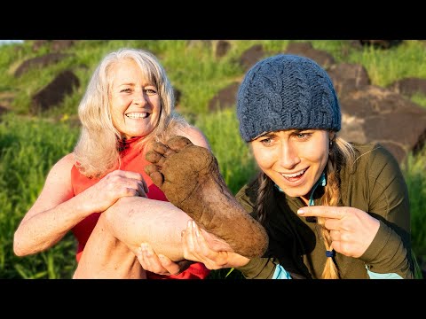 Видео: Эта бабушка ходит босиком уже 12 лет