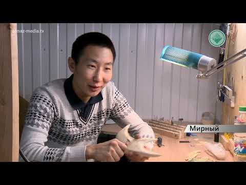 Видео: Мастер резьбы по кости Денис Ксенофонтов