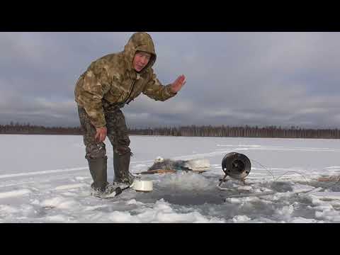 Видео: Как одному поставить сеть под льдом!