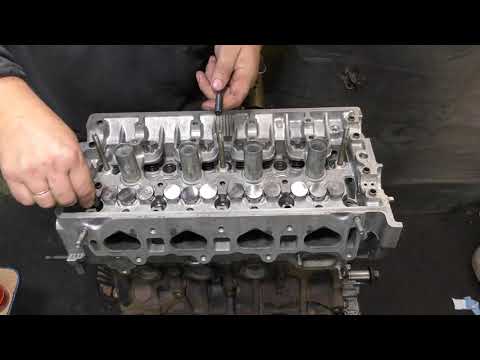 Видео: Ремонт двигателя 4A-GE часть 3 , установка гбц и грм