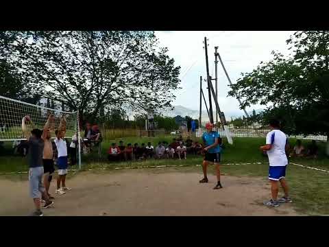 Видео: Кызыктуу волейбол. Аягына чейин көр. Өтө бийик секирип урду