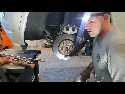 Видео: Замена тормозных колодок на Jeep Grand Cherokee 2011–2021 гг., советы профессионалов, характерист...