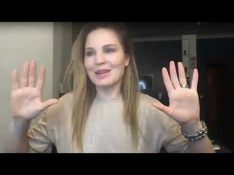 Видео: Секрет успешных публичных выступлений: как не быть «серьезной тетей с микрофоном»