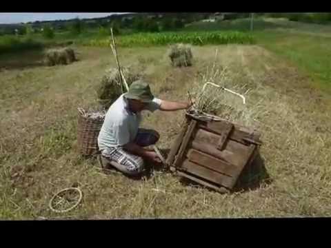 Видео: Тюковка сена вручную.