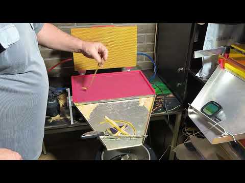 Видео: Пресс матрица для вощины.