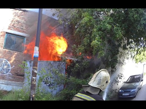 Видео: Горит пьяный гараж.