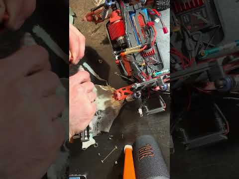 Видео: Замена подшипников ступиц Remo Hobby Smax