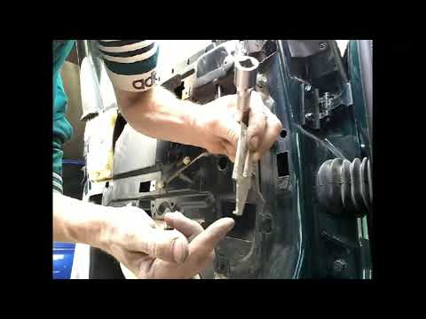 Видео: Как снять извлечь заменить стекло задней двери AUDI A6 C4/demontaz zamiana szyby drzwi tyl!