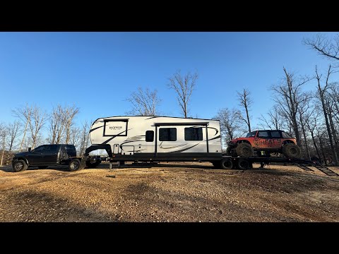 Видео: Гусеничный тягач прогуливается