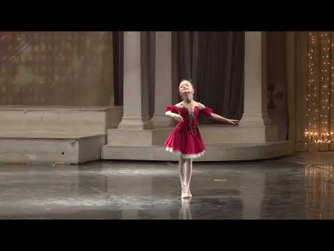 Видео: Маруся Олейникова (6 лет) - Вариация "Редисочки" из балета "Чиполлино"