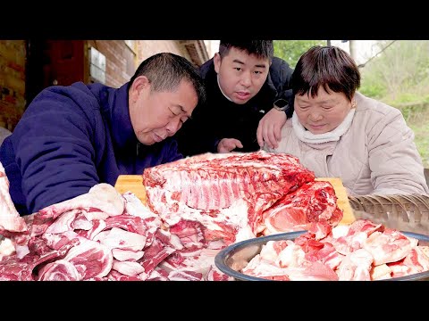 Видео: [Супер шеф-повар] 100 кг свиных рысаков бекон! Ла Сян с нетерпением ждет Нового года, и жареные ово
