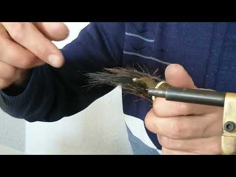 Видео: Вяжем мушку Чёрт, у каждого рыбака она должна быть в орсенале!
