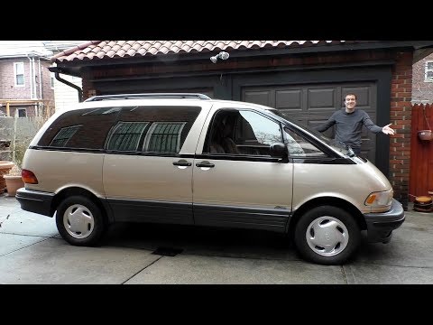 Видео: Toyota Previa - это самый странный минивэн в истории