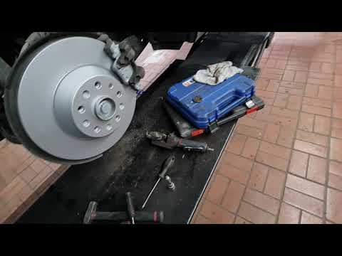 Видео: Замена тормозов. Фольксваген Пассат Б8.