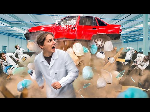 Видео: 100 Подушек Безопасности под Машиной!