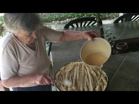 Видео: Баба Елена - Прави Баница 2016