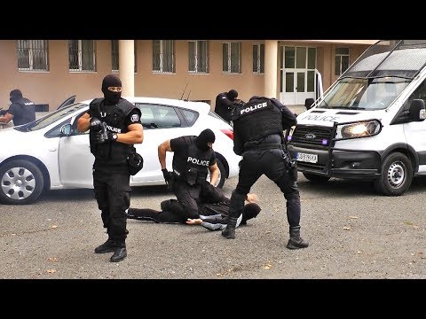 Видео: Униформени с качулки заловиха опасен престъпник в бургаско училище