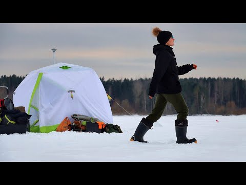 Видео: ЗИМА. РЫБАЛКА. ВОДОХРАНИЛИЩЕ. Плотва, как батон! Клюёт! #306