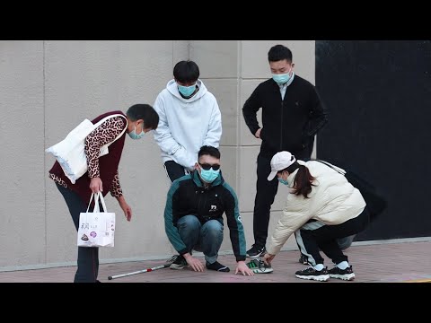 Видео: Когда видите, что у слепого мужчины упал ботинок, как вы поступите?