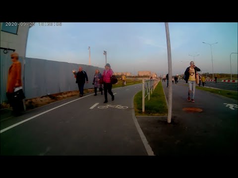 Видео: Пешеходы на велодорожке: с годами без изменений