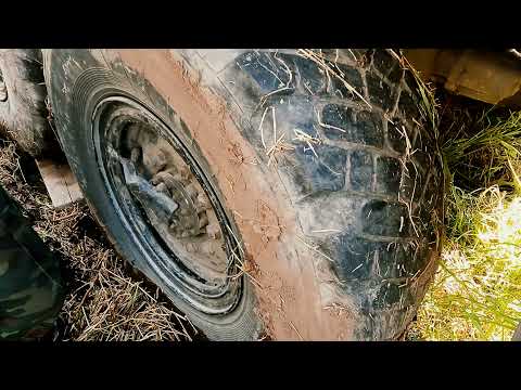 Видео: Засадили КамАЗ при попытке завести перевозную баню на дачный участок.