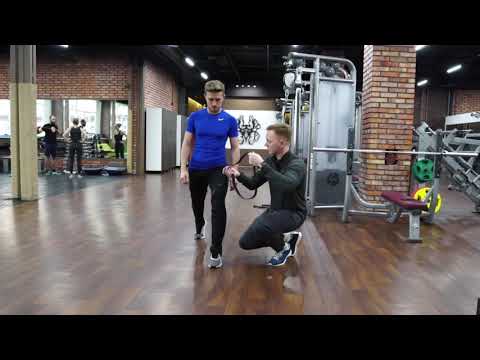 Видео: Колено уходит внутрь. Что делать? Александр Семенов делится лайфхаком