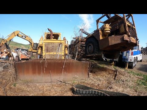 Видео: Бульдозер простоял 20 лет, будет ли он работать или пойдет на металлолом?
